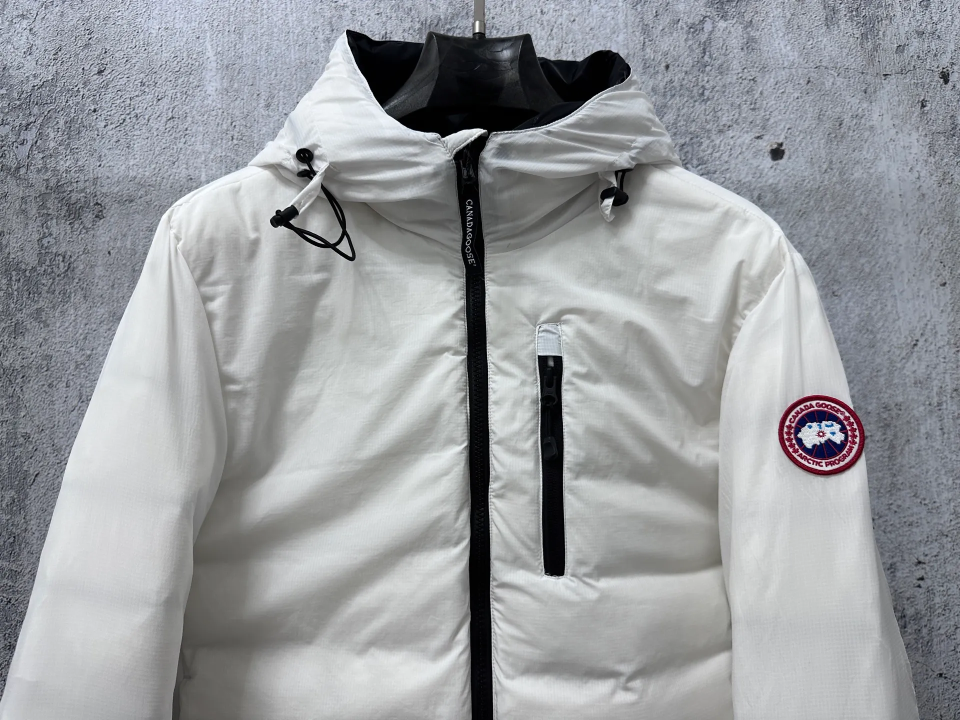 P840 [Canada Goose] Big Goose 5078 down jacket is different from the junk products in the market🗯️The same picture but different price means different versions ✅Don’t be fooled by the same copywriters and pirated picture gangs who mix and distribute high-luxury pictures at low prices. Once you receive it and compare the quality, you will know where the difference is. Don’t lie. Look for the terminal. I don’t guarantee that my products are the cheapest, but I definitely guarantee that they are worth every penny of your hard-earned money! Canada Goose down jacket top version, warm and cold-resistant, nice upper body effect, super lightweight, size: XS-XL